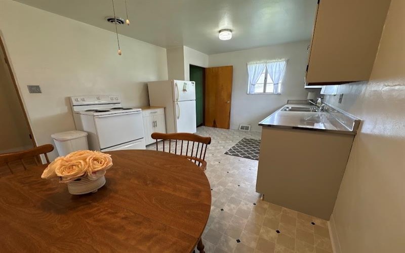407 Vine St, Connellsville, 15425, 2 Bedrooms Bedrooms, 5 Rooms Rooms,1.1 BathroomsBathrooms,Residential,For Sale,Vine St,1757321