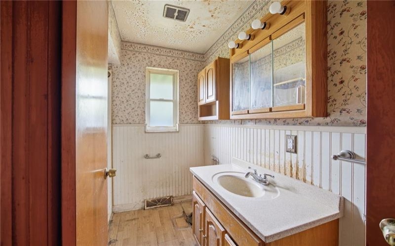 4104 Burnsire Dr, Irwin, 15642, 3 Bedrooms Bedrooms, 7 Rooms Rooms,1 BathroomBathrooms,Residential,For Sale,Burnsire Dr,1757504