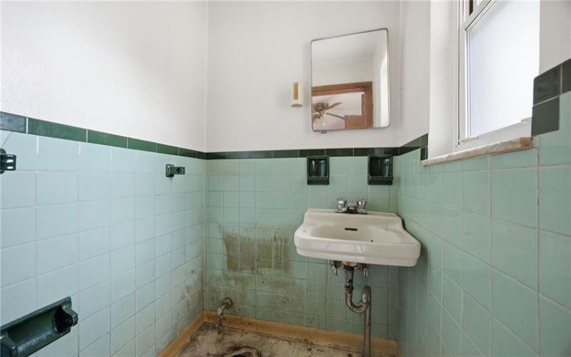 4104 Burnsire Dr, Irwin, 15642, 3 Bedrooms Bedrooms, 7 Rooms Rooms,1 BathroomBathrooms,Residential,For Sale,Burnsire Dr,1757504