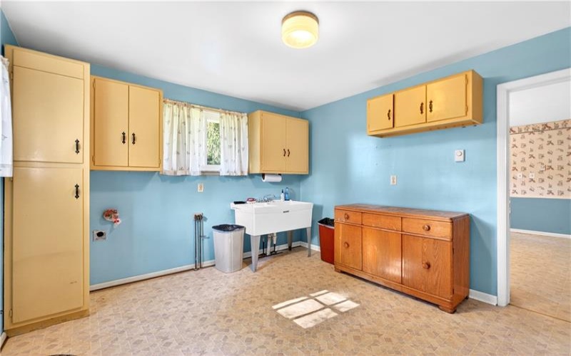 170 Crawford Lane, Rostraver Twp., 15012, 3 Bedrooms Bedrooms, 9 Rooms Rooms,2.1 BathroomsBathrooms,Residential,For Sale,Crawford Lane,1758321