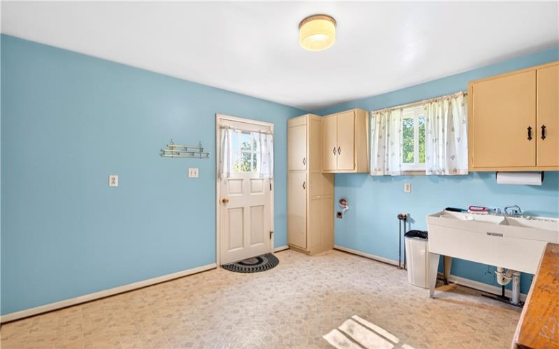 170 Crawford Lane, Rostraver Twp., 15012, 3 Bedrooms Bedrooms, 9 Rooms Rooms,2.1 BathroomsBathrooms,Residential,For Sale,Crawford Lane,1758321