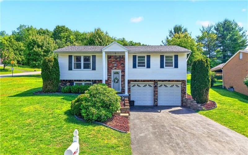 625 Stamford Drive, GREENSBURG, 15601, 3 Bedrooms Bedrooms, 9 Rooms Rooms,2.1 BathroomsBathrooms,Residential,For Sale,Stamford Drive,1758409
