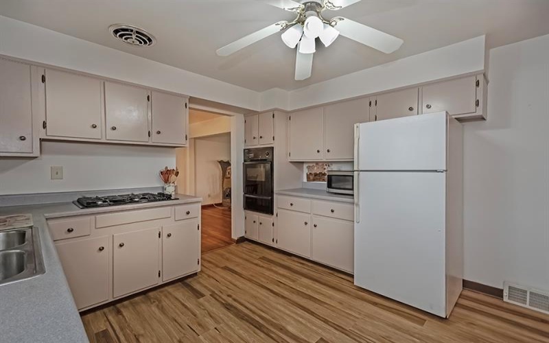 1 Westwood Drive, Jeannette, 15644, 3 Bedrooms Bedrooms, 9 Rooms Rooms,2 BathroomsBathrooms,Residential,For Sale,Westwood Drive,1744363
