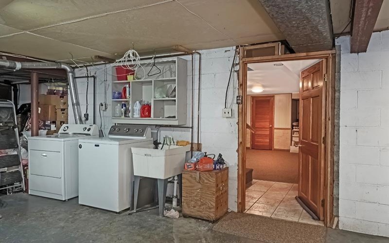 1 Westwood Drive, Jeannette, 15644, 3 Bedrooms Bedrooms, 9 Rooms Rooms,2 BathroomsBathrooms,Residential,For Sale,Westwood Drive,1744363