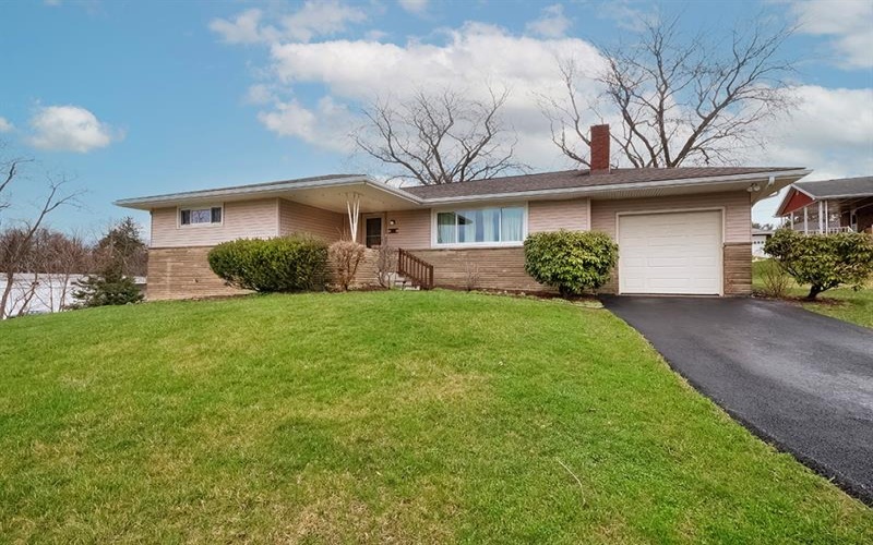 1 Westwood Drive, Jeannette, 15644, 3 Bedrooms Bedrooms, 9 Rooms Rooms,2 BathroomsBathrooms,Residential,For Sale,Westwood Drive,1744363
