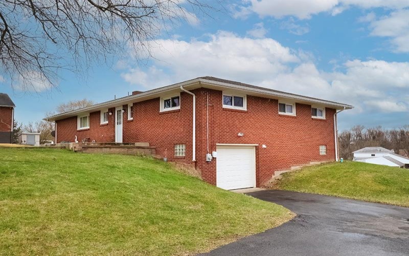 1 Westwood Drive, Jeannette, 15644, 3 Bedrooms Bedrooms, 9 Rooms Rooms,2 BathroomsBathrooms,Residential,For Sale,Westwood Drive,1744363