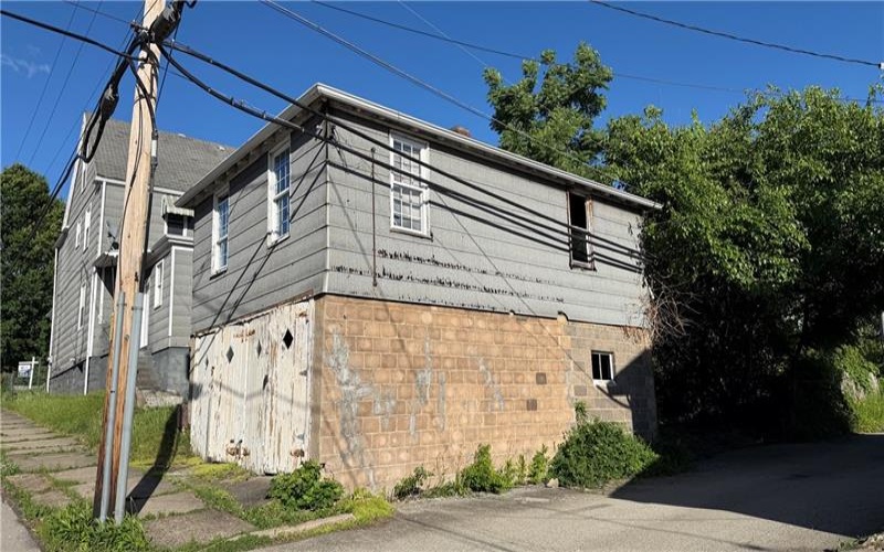 1633 Leishman Ave, New Kensington, 15068, 5 Bedrooms Bedrooms, ,2.1 BathroomsBathrooms,Residential,For Sale,Leishman Ave,1760051