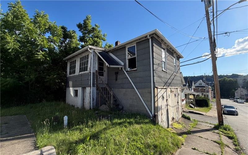 1633 Leishman Ave, New Kensington, 15068, 5 Bedrooms Bedrooms, ,2.1 BathroomsBathrooms,Residential,For Sale,Leishman Ave,1760051