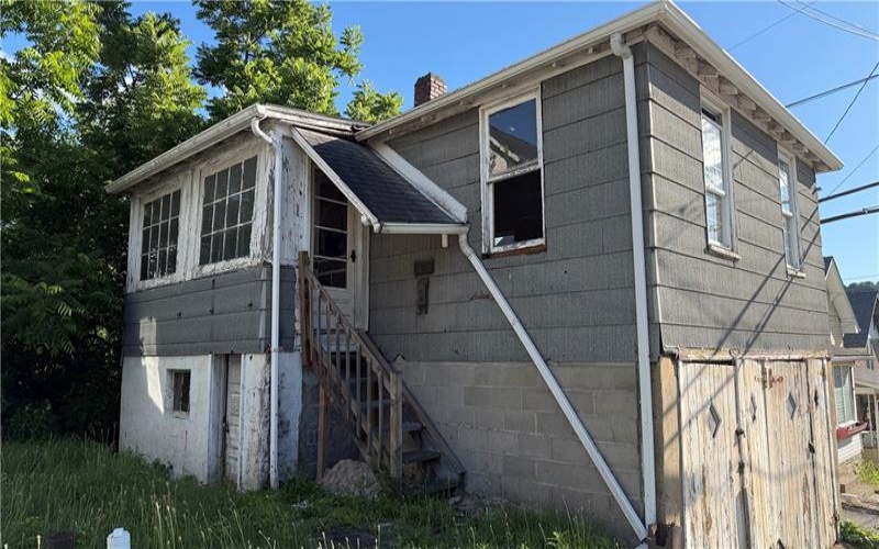 1633 Leishman Ave, New Kensington, 15068, 5 Bedrooms Bedrooms, ,2.1 BathroomsBathrooms,Residential,For Sale,Leishman Ave,1760051