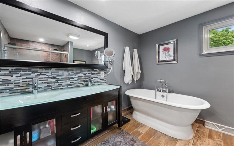 170 Summit Dr, Irwin, 15642, 3 Bedrooms Bedrooms, 11 Rooms Rooms,2 BathroomsBathrooms,Residential,For Sale,Summit Dr,1760419