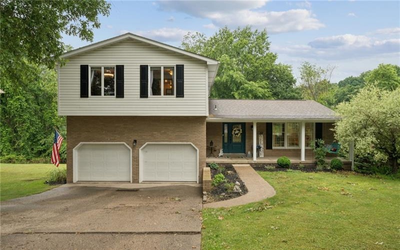 4067 Briarwood Dr, Jeannette, 15644, 4 Bedrooms Bedrooms, 10 Rooms Rooms,3.1 BathroomsBathrooms,Residential,For Sale,Briarwood Dr,1761134