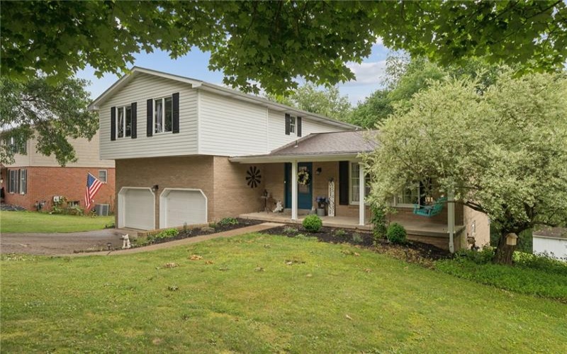 4067 Briarwood Dr, Jeannette, 15644, 4 Bedrooms Bedrooms, 10 Rooms Rooms,3.1 BathroomsBathrooms,Residential,For Sale,Briarwood Dr,1761134