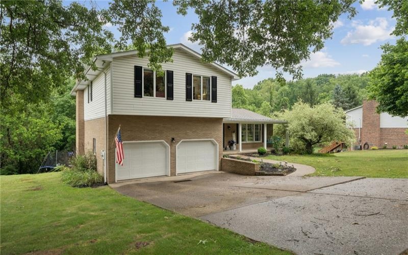 4067 Briarwood Dr, Jeannette, 15644, 4 Bedrooms Bedrooms, 10 Rooms Rooms,3.1 BathroomsBathrooms,Residential,For Sale,Briarwood Dr,1761134