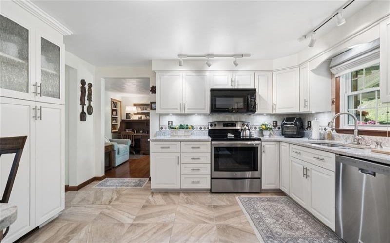 103 Aquillin Court, Irwin, 15642, 3 Bedrooms Bedrooms, 8 Rooms Rooms,2.1 BathroomsBathrooms,Residential,For Sale,Aquillin Court,1762647