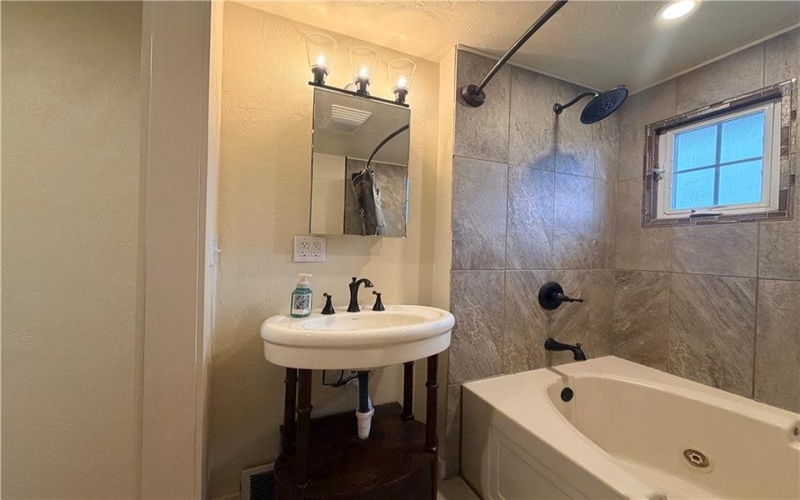 16 Jackson Dr, Monessen, 15062, 3 Bedrooms Bedrooms, 7 Rooms Rooms,2 BathroomsBathrooms,Residential,For Sale,Jackson Dr,1749484