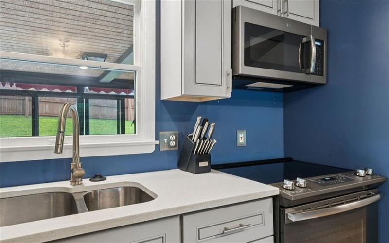 4044 Briarwood Dr, Jeannette, 15644, 3 Bedrooms Bedrooms, ,2.1 BathroomsBathrooms,Residential,For Sale,Briarwood Dr,1758365