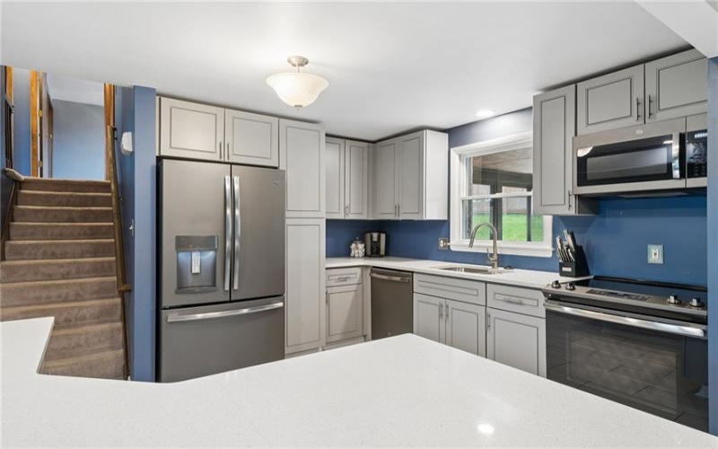 4044 Briarwood Dr, Jeannette, 15644, 3 Bedrooms Bedrooms, ,2.1 BathroomsBathrooms,Residential,For Sale,Briarwood Dr,1758365
