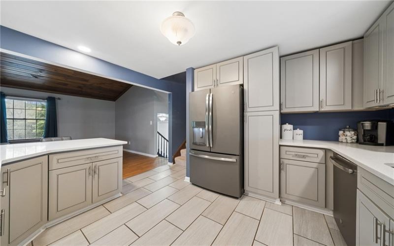 4044 Briarwood Dr, Jeannette, 15644, 3 Bedrooms Bedrooms, ,2.1 BathroomsBathrooms,Residential,For Sale,Briarwood Dr,1758365