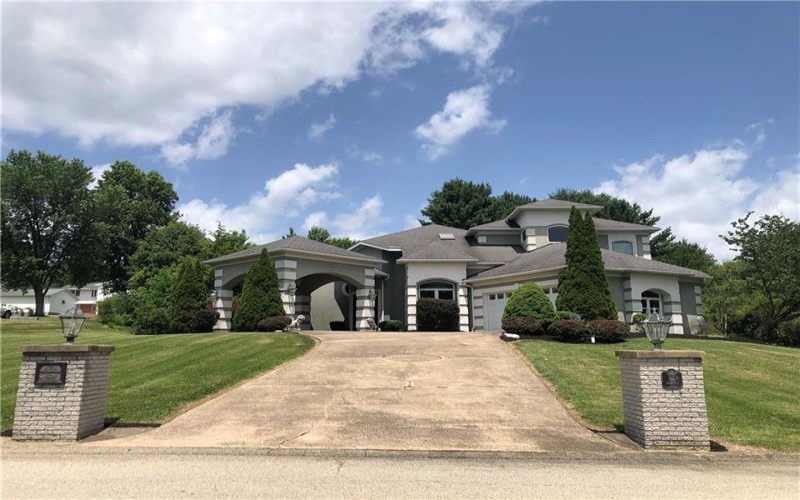 87 FARMVIEW DR, Uniontown, 15401, 4 Bedrooms Bedrooms, 14 Rooms Rooms,3 BathroomsBathrooms,Residential,For Sale,FARMVIEW DR,1762902