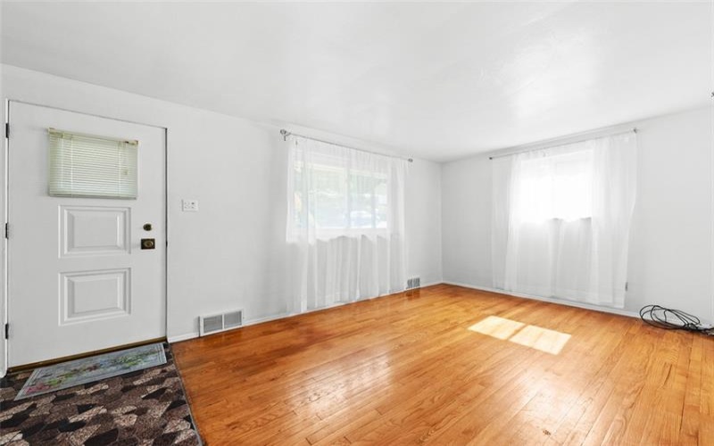 92 Stella Dr, Trafford, 15085, 3 Bedrooms Bedrooms, 9 Rooms Rooms,2 BathroomsBathrooms,Residential,For Sale,Stella Dr,1762975