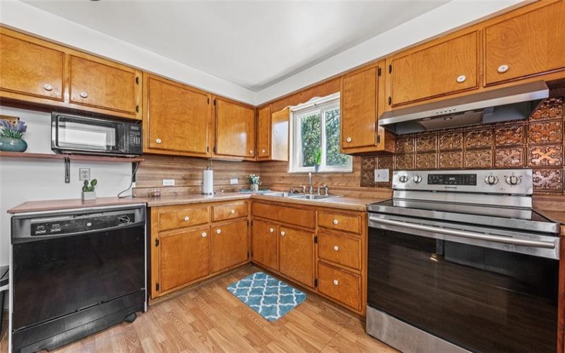 92 Stella Dr, Trafford, 15085, 3 Bedrooms Bedrooms, 9 Rooms Rooms,2 BathroomsBathrooms,Residential,For Sale,Stella Dr,1762975