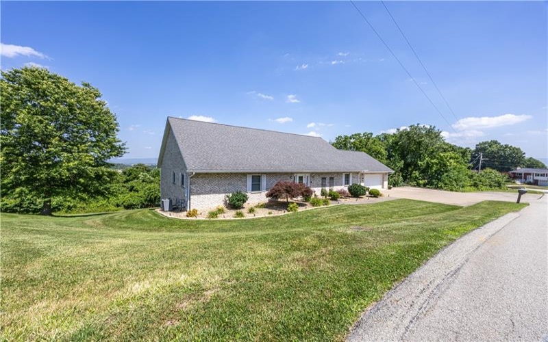 100 Clover Ln, Uniontown, 15401, 4 Bedrooms Bedrooms, ,3.1 BathroomsBathrooms,Residential,For Sale,Clover Ln,1763188
