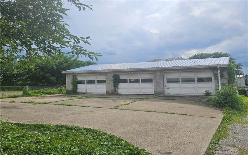 506 Pittsburgh St, Connellsville, 15425, 7 Bedrooms Bedrooms, ,3.1 BathroomsBathrooms,Residential,For Sale,Pittsburgh St,1763300