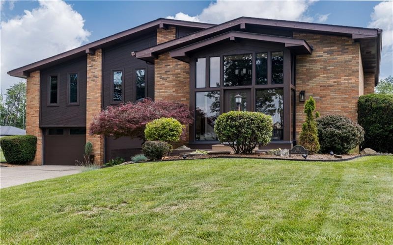 101 Regency Circle, Lower Burrell, 15068, 3 Bedrooms Bedrooms, 10 Rooms Rooms,3 BathroomsBathrooms,Residential,For Sale,Regency Circle,1763416