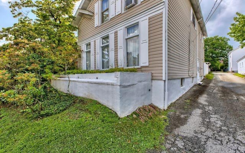 200 College Ave, Mount Pleasant, 15666, 3 Bedrooms Bedrooms, 8 Rooms Rooms,1.1 BathroomsBathrooms,Residential,For Sale,College Ave,1763942
