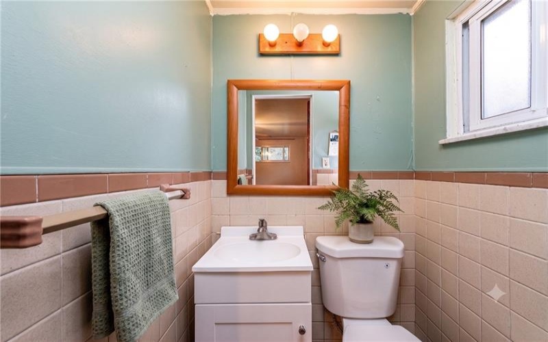 486 Woodlawn Ave, Jeannette, 15644, 2 Bedrooms Bedrooms, 7 Rooms Rooms,1.1 BathroomsBathrooms,Residential,For Sale,Woodlawn Ave,1763975