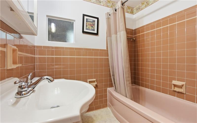 116 Hidden Valley Road, Canonsburg, 15317, 3 Bedrooms Bedrooms, 11 Rooms Rooms,1.2 BathroomsBathrooms,Residential,For Sale,Hidden Valley Road,1764132