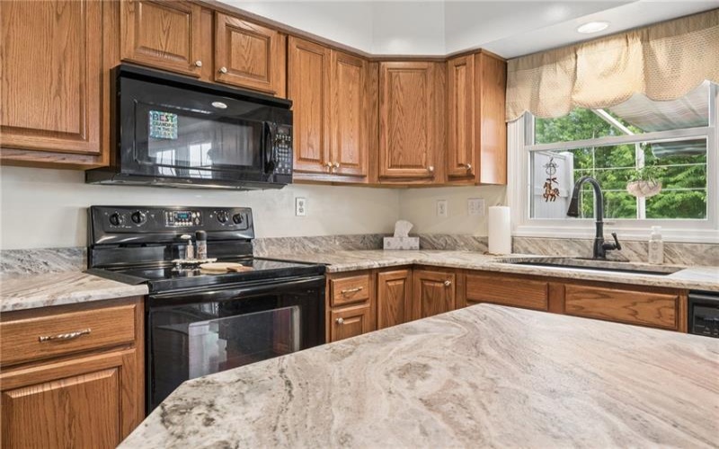 1023 Mayfair Dr, Canonsburg, 15317, 4 Bedrooms Bedrooms, 9 Rooms Rooms,2.1 BathroomsBathrooms,Residential,For Sale,Mayfair Dr,1764318