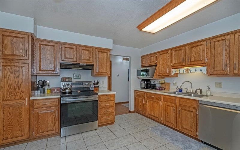 201 Falcon Ridge Drive, New Kensington, 15068, 3 Bedrooms Bedrooms, 8 Rooms Rooms,2.1 BathroomsBathrooms,Residential,For Sale,Falcon Ridge Drive,1764412