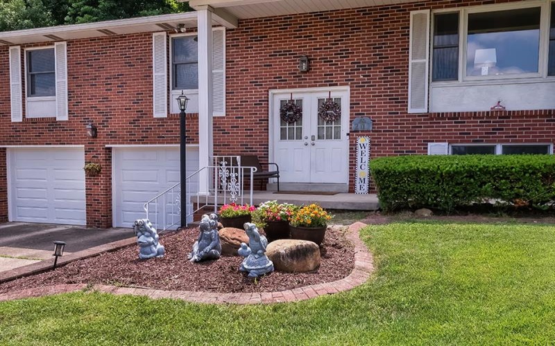 201 Falcon Ridge Drive, New Kensington, 15068, 3 Bedrooms Bedrooms, 8 Rooms Rooms,2.1 BathroomsBathrooms,Residential,For Sale,Falcon Ridge Drive,1764412