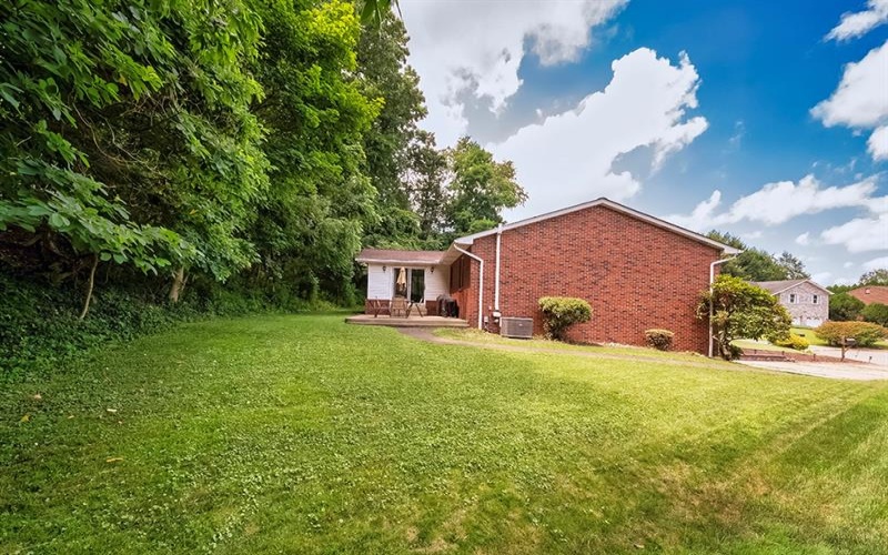 201 Falcon Ridge Drive, New Kensington, 15068, 3 Bedrooms Bedrooms, 8 Rooms Rooms,2.1 BathroomsBathrooms,Residential,For Sale,Falcon Ridge Drive,1764412