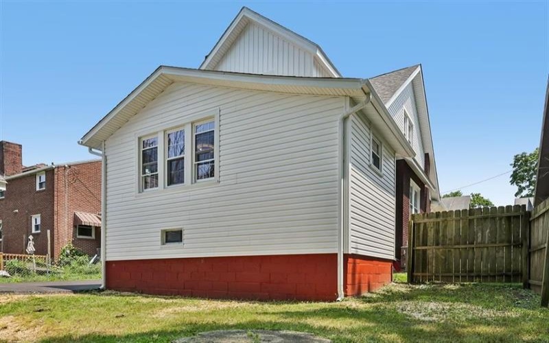 241 Charles AVENUE, New Kensington, 15068, 5 Bedrooms Bedrooms, 9 Rooms Rooms,2 BathroomsBathrooms,Residential,For Sale,Charles,1765321
