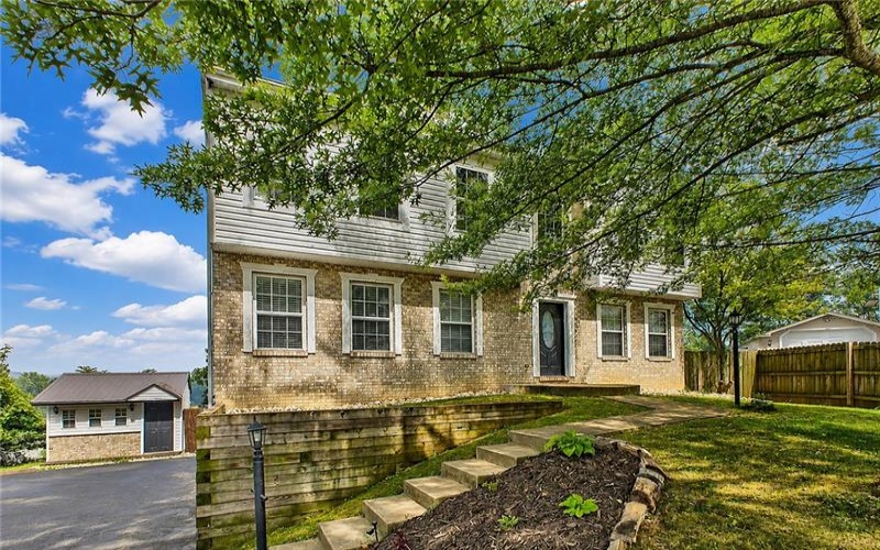 415 Crossbow Dr, New Stanton, 15672, 5 Bedrooms Bedrooms, 12 Rooms Rooms,3.1 BathroomsBathrooms,Residential,For Sale,Crossbow Dr,1765322