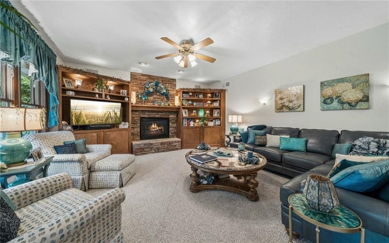 32 Hawthorne Ln, penn Twp, 15642, 4 Bedroom Bedrooms, 11 Room Rooms,4.1 BathroomBathrooms,Residential,For Sale,Hawthorne Ln,1767059