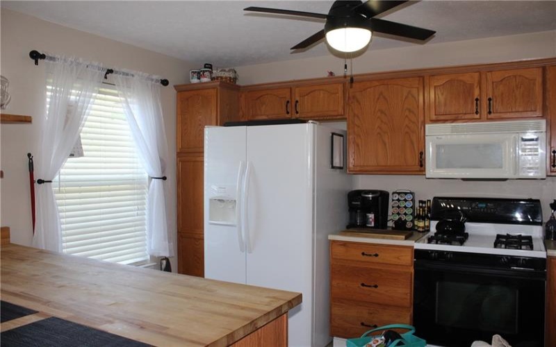 2011 Trail Side Ct, Jeannette, 15644, 3 Bedrooms Bedrooms, 8 Rooms Rooms,2.1 BathroomsBathrooms,Residential,For Sale,Trail Side Ct,1765862