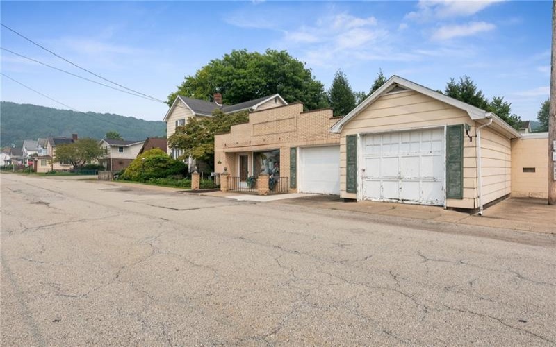 305-307 S 6TH ST, WEST NEWTON, 15089, ,Commercial-industrial-business,For Sale,S 6TH ST,1766044