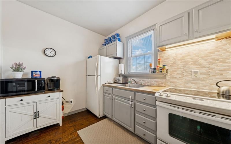 42 Highland Ave, Burgettstown, 15021, 4 Bedrooms Bedrooms, 9 Rooms Rooms,2.1 BathroomsBathrooms,Residential,For Sale,Highland Ave,1767784
