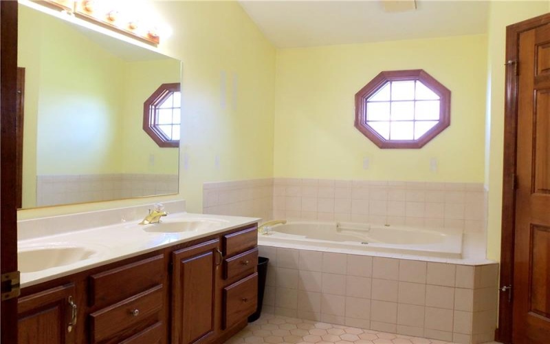 126 Surrey Drive, Canonsburg, 15317, 4 Bedrooms Bedrooms, 11 Rooms Rooms,4.1 BathroomsBathrooms,Residential,For Sale,Surrey Drive,1768429