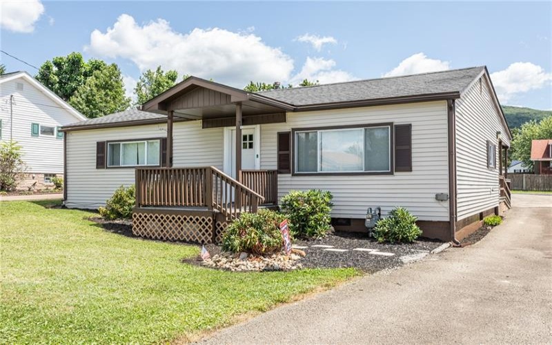 198 HOPWOOD -FAIRCHANCE RD, Uniontown, 15401, 3 Bedrooms Bedrooms, ,2 BathroomsBathrooms,Residential,For Sale,HOPWOOD -FAIRCHANCE RD,1768714