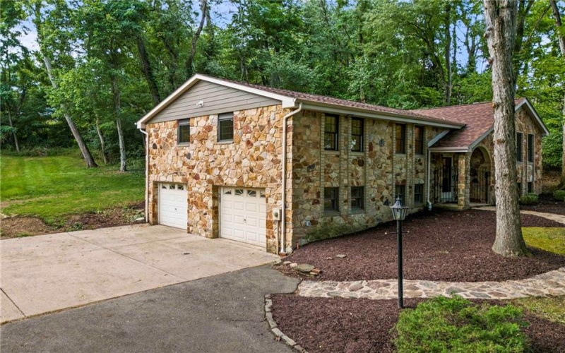 204 Fineview Dr, Canonsburg, 15317, 3 Bedrooms Bedrooms, 8 Rooms Rooms,2.1 BathroomsBathrooms,Residential,For Sale,Fineview Dr,1768891