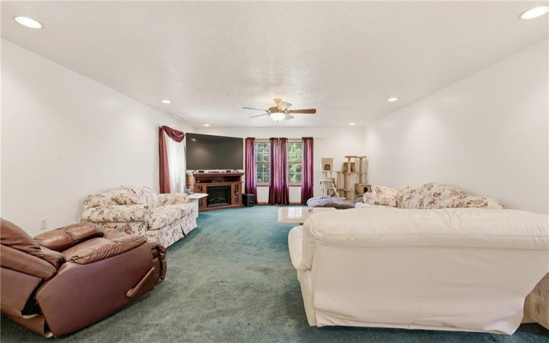 1004 Broderick Street, Berlin, 15530, 3 Bedrooms Bedrooms, ,2.1 BathroomsBathrooms,Residential,For Sale,Broderick Street,1769025
