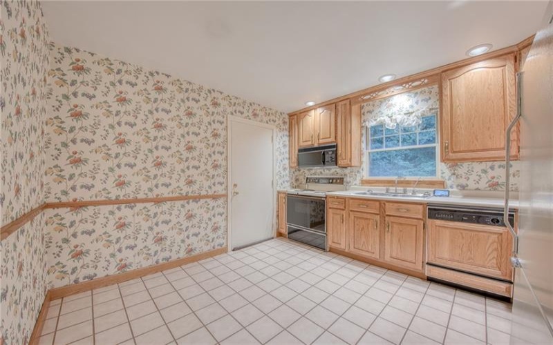 209 Glenview Drive, New Kensington, 15068, 3 Bedrooms Bedrooms, 9 Rooms Rooms,2.1 BathroomsBathrooms,Residential,For Sale,Glenview Drive,1769244