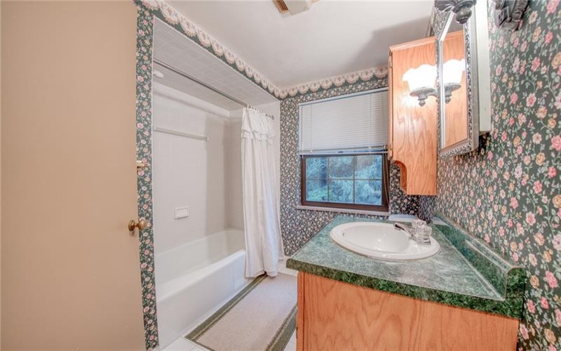 209 Glenview Drive, New Kensington, 15068, 3 Bedrooms Bedrooms, 9 Rooms Rooms,2.1 BathroomsBathrooms,Residential,For Sale,Glenview Drive,1769244