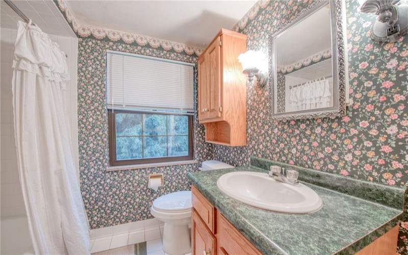 209 Glenview Drive, New Kensington, 15068, 3 Bedrooms Bedrooms, 9 Rooms Rooms,2.1 BathroomsBathrooms,Residential,For Sale,Glenview Drive,1769244