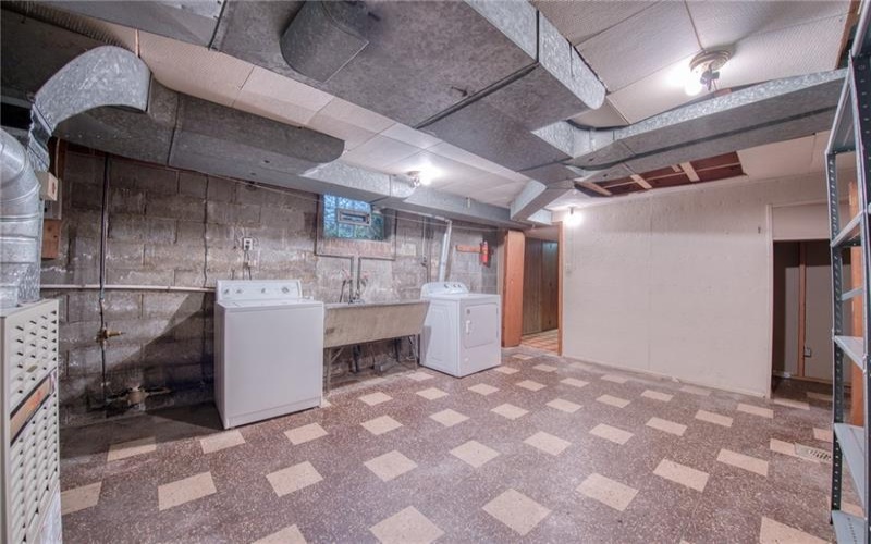 209 Glenview Drive, New Kensington, 15068, 3 Bedrooms Bedrooms, 9 Rooms Rooms,2.1 BathroomsBathrooms,Residential,For Sale,Glenview Drive,1769244