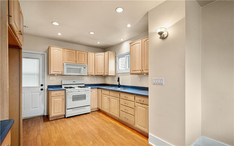 512 Center Ave, Charleroi, 15022, 2 Bedrooms Bedrooms, 5 Rooms Rooms,2 BathroomsBathrooms,Residential,For Sale,Center Ave,1769260